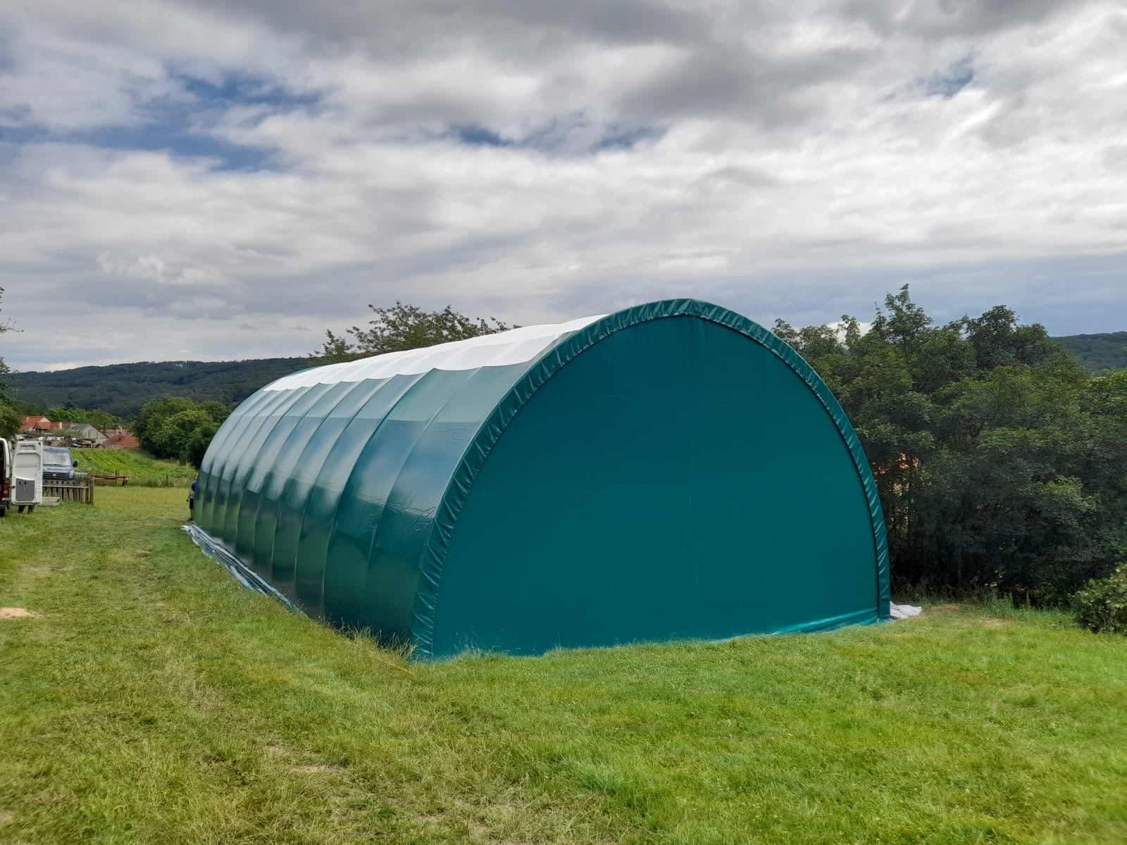 Oblouková hala šířky 6,45 m - se zadní plachtovou stěnou