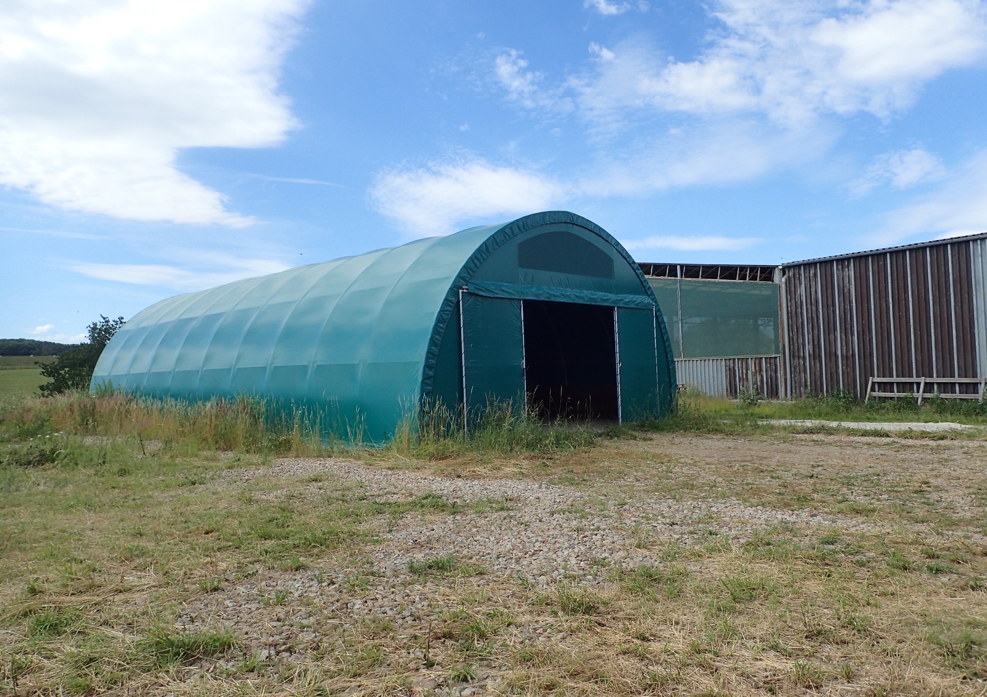 Oblouková hala šířky 9,45 m - s přední plachtou stěnou s posuvnými vraty 2,5 x 2,5 m