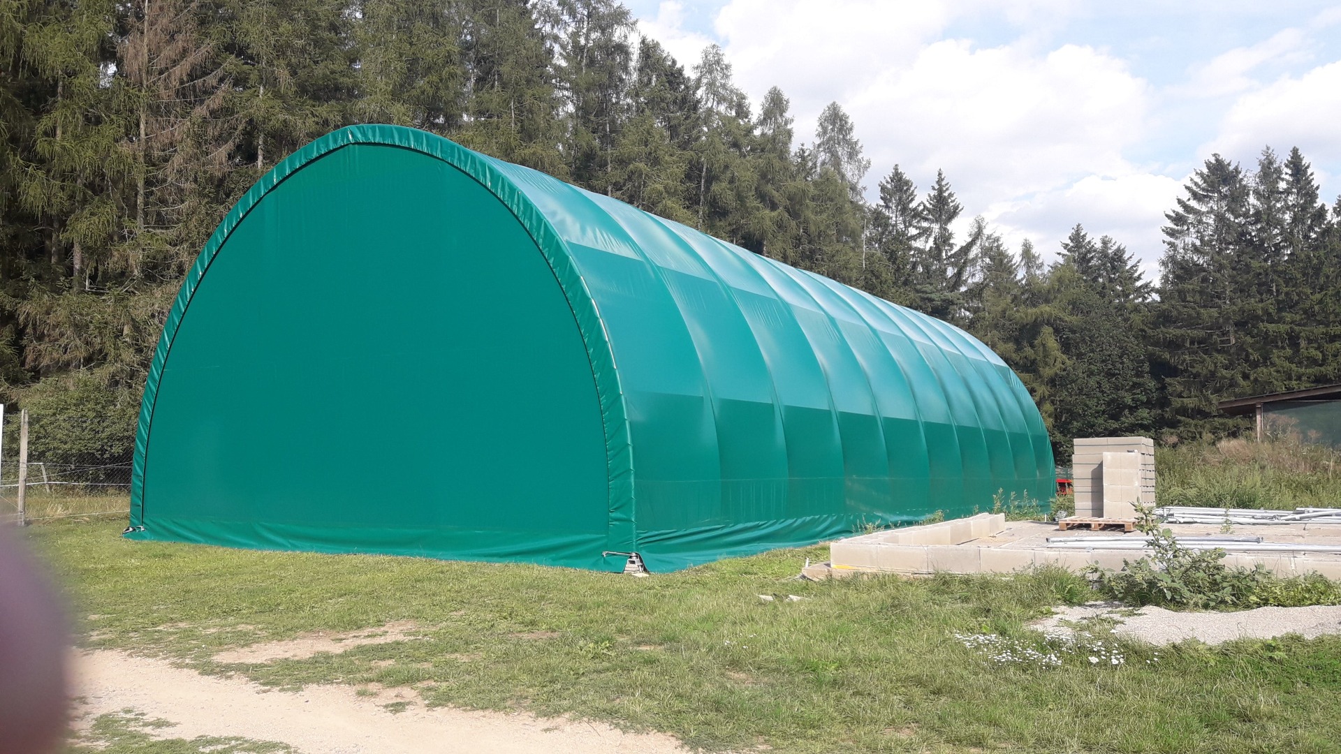 Oblouková hala šířky 9,45 m - se zadní plachtovou stěnou