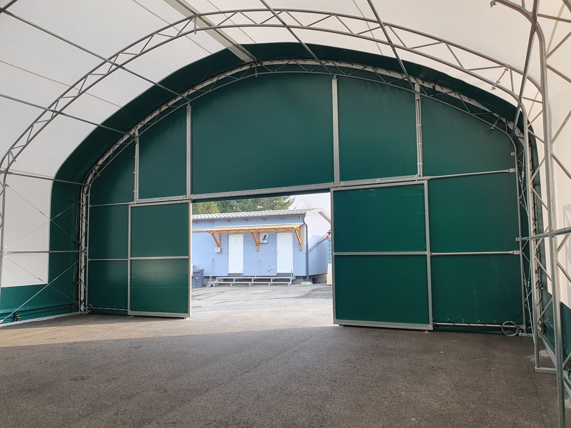 Oblouková hala šířky 12 m