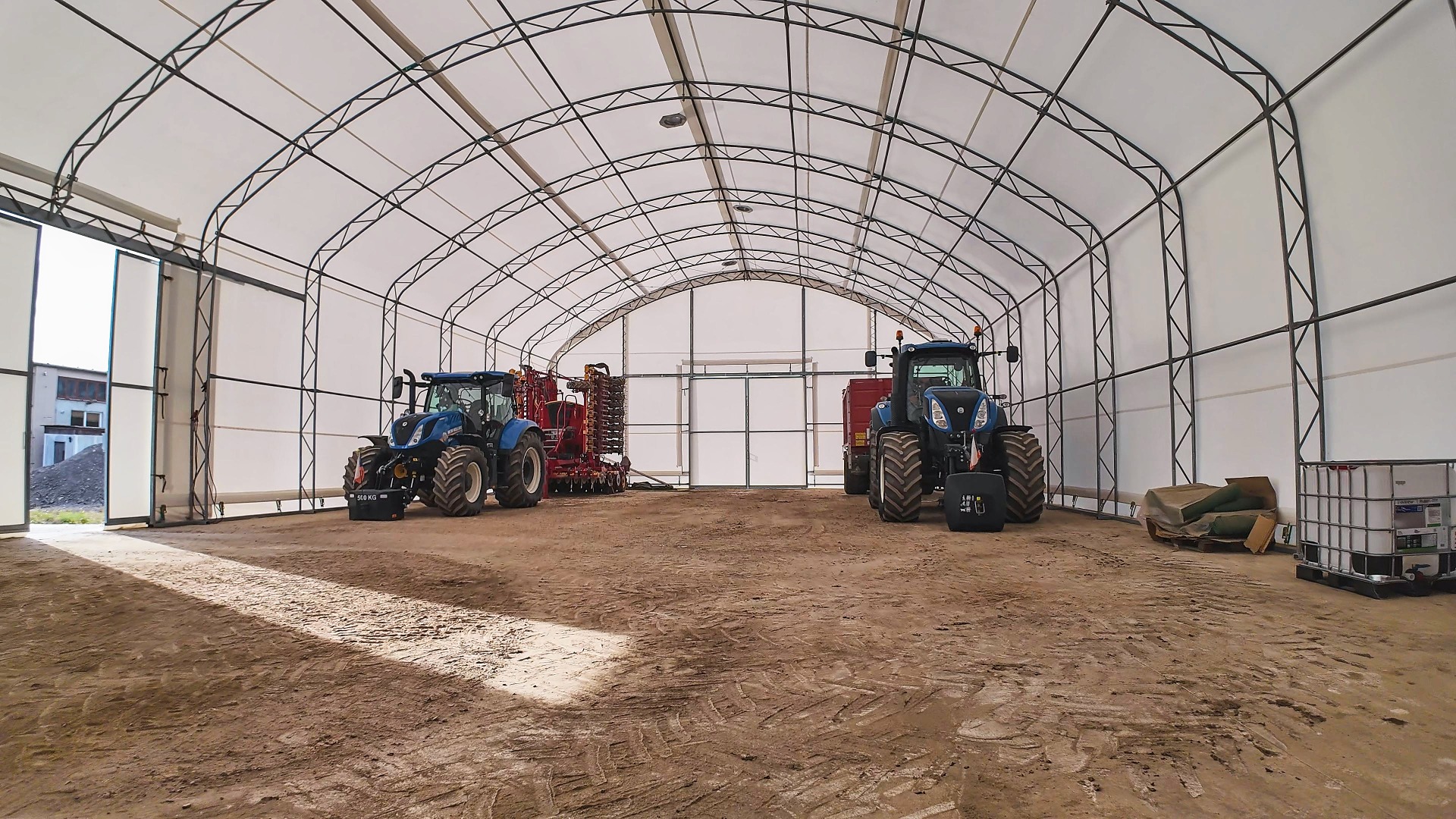 Oblouková hala šířky 15 m