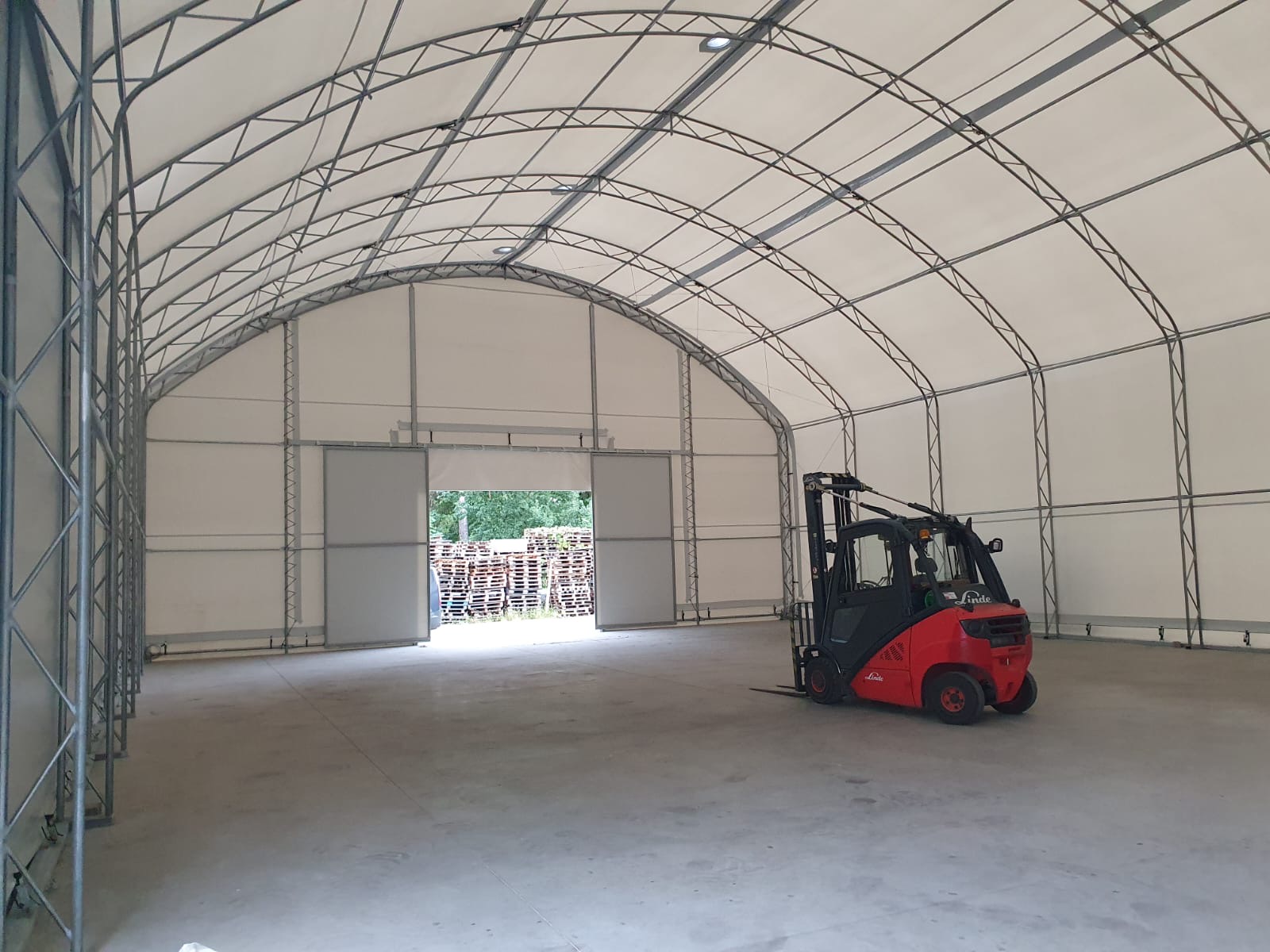 Oblouková hala šířky 15 m