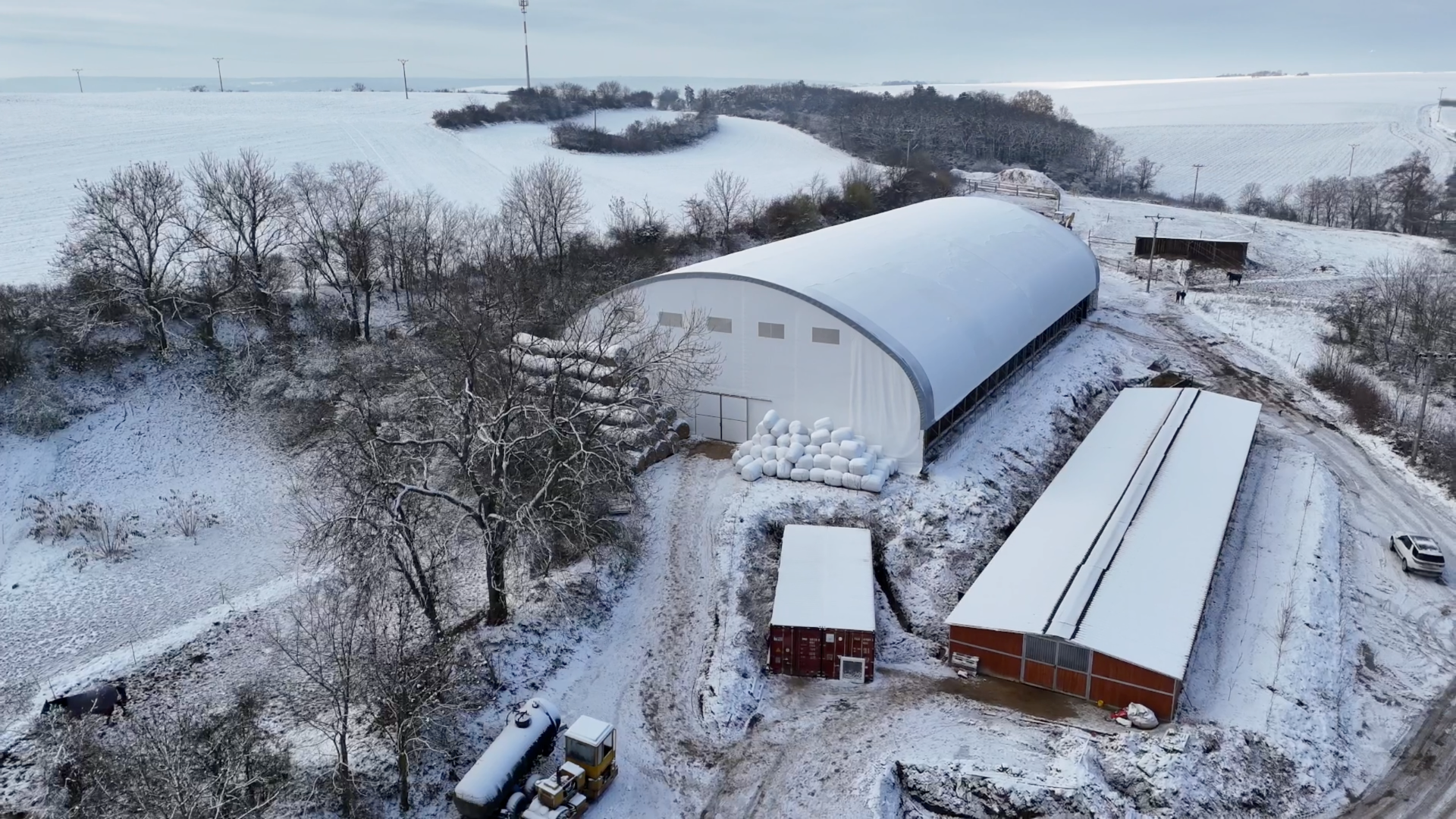 Oblouková hala šířky 30 m