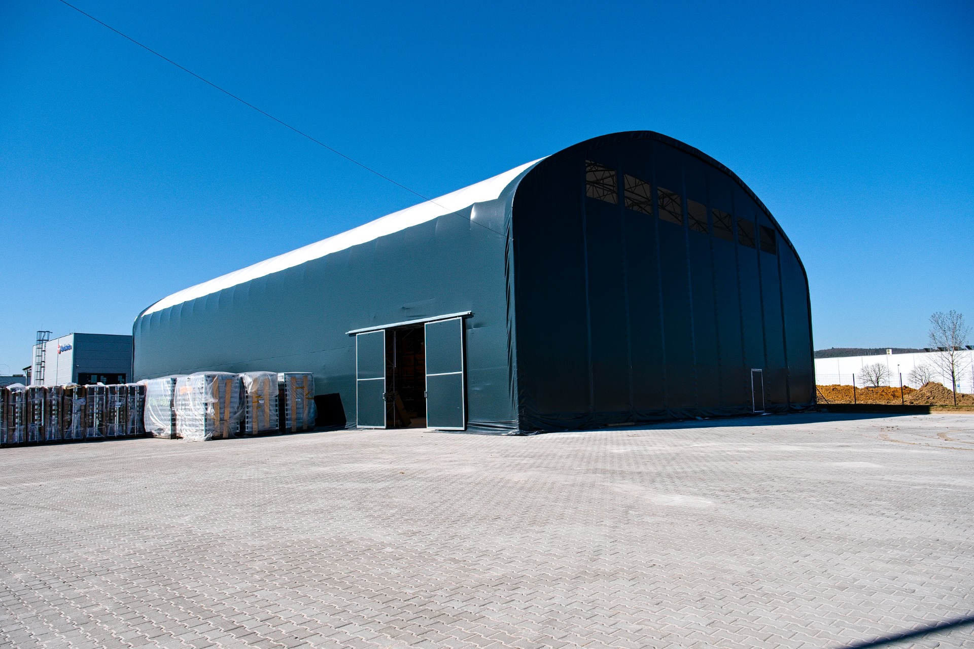 Oblouková hala šířky 18 m