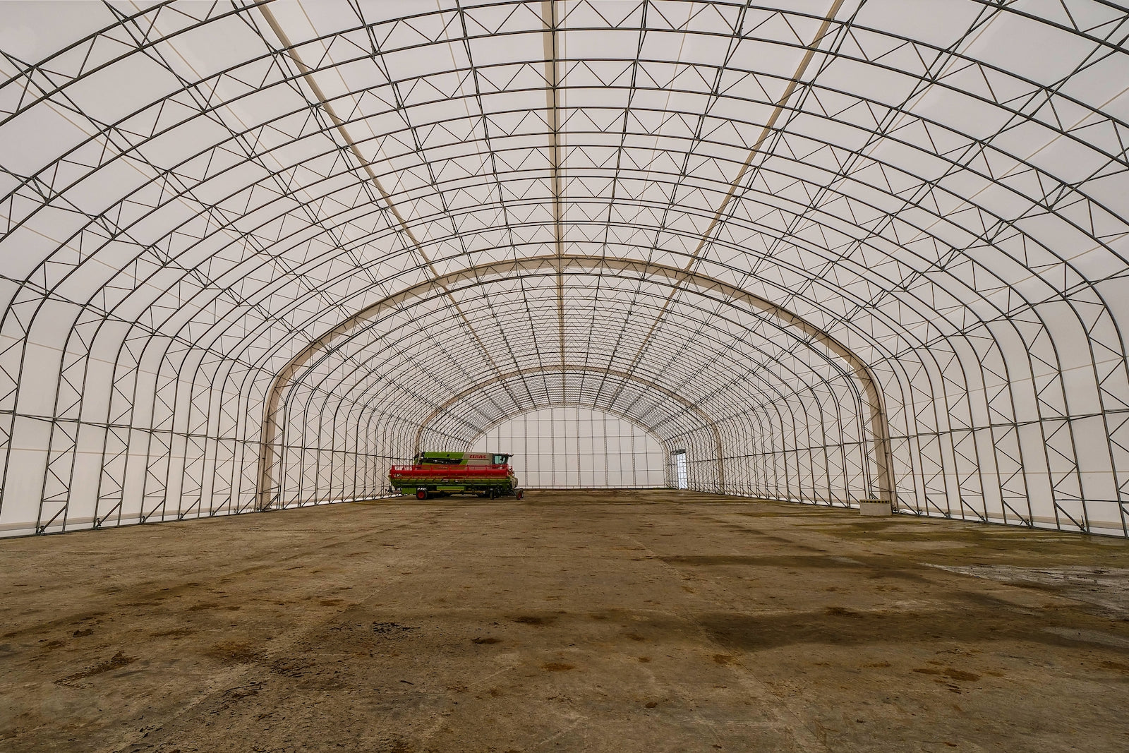 Oblouková hala šířky 30 m