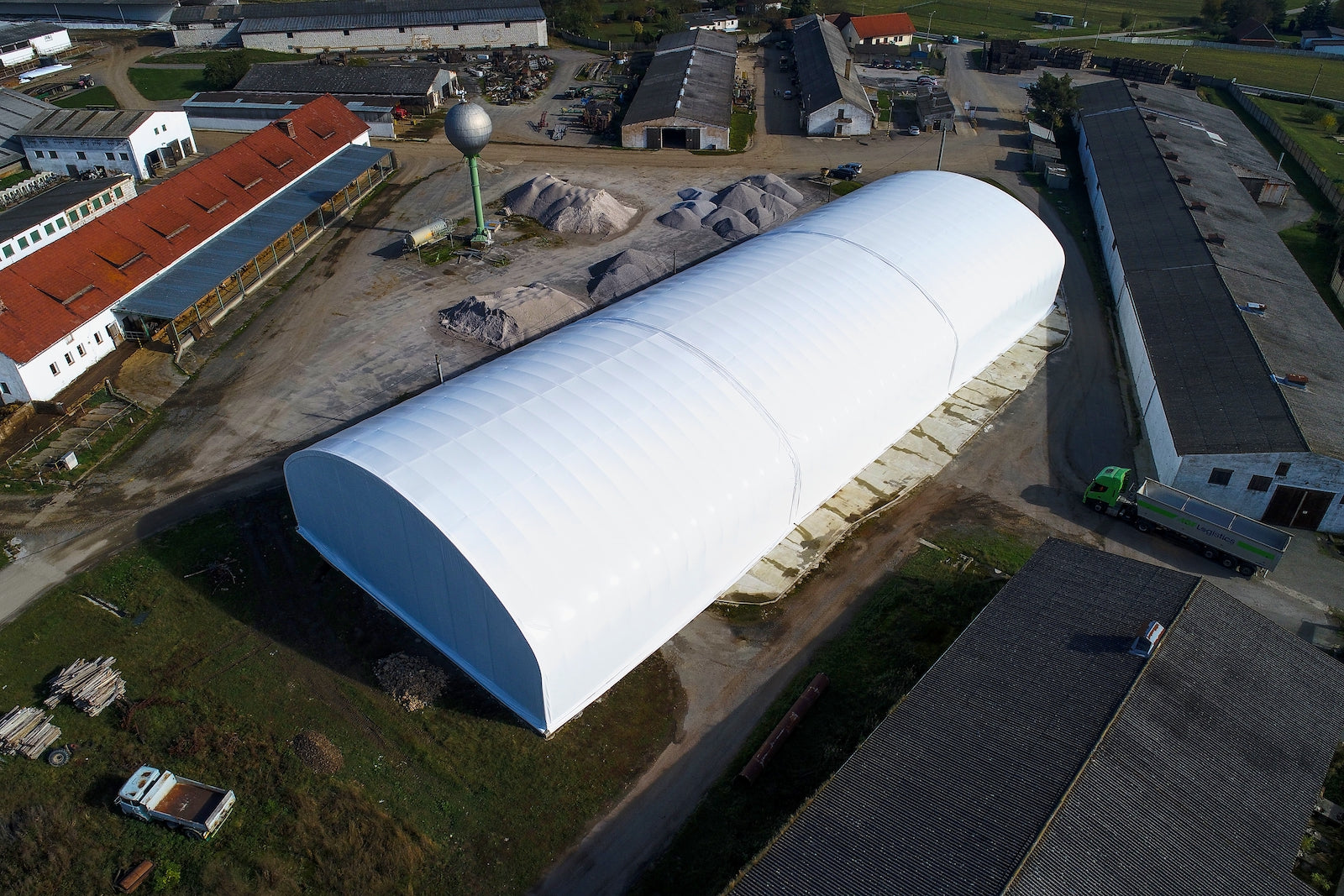 Oblouková hala šířky 30 m