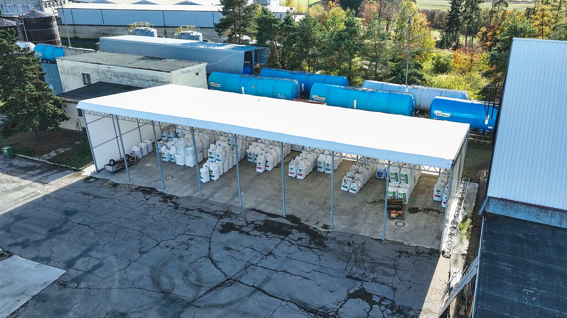 Plachtová hala s pultovou střechou - otevřená přední stěna