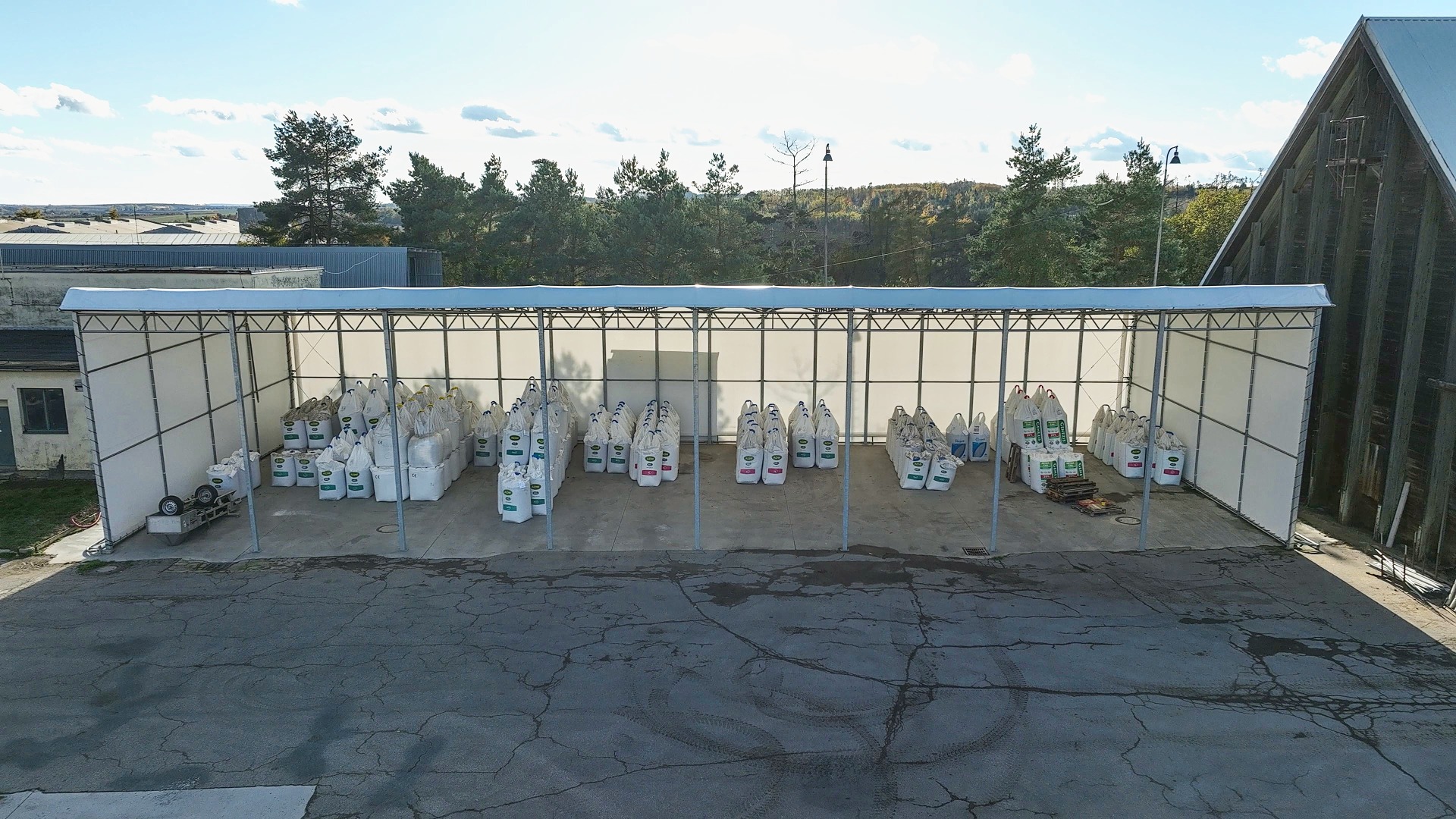 Plachtová hala s pultovou střechou - otevřená přední stěna