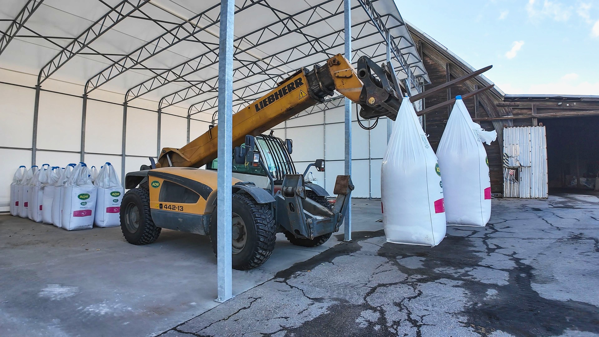 Plachtová hala s pultovou střechou - otevřená přední stěna