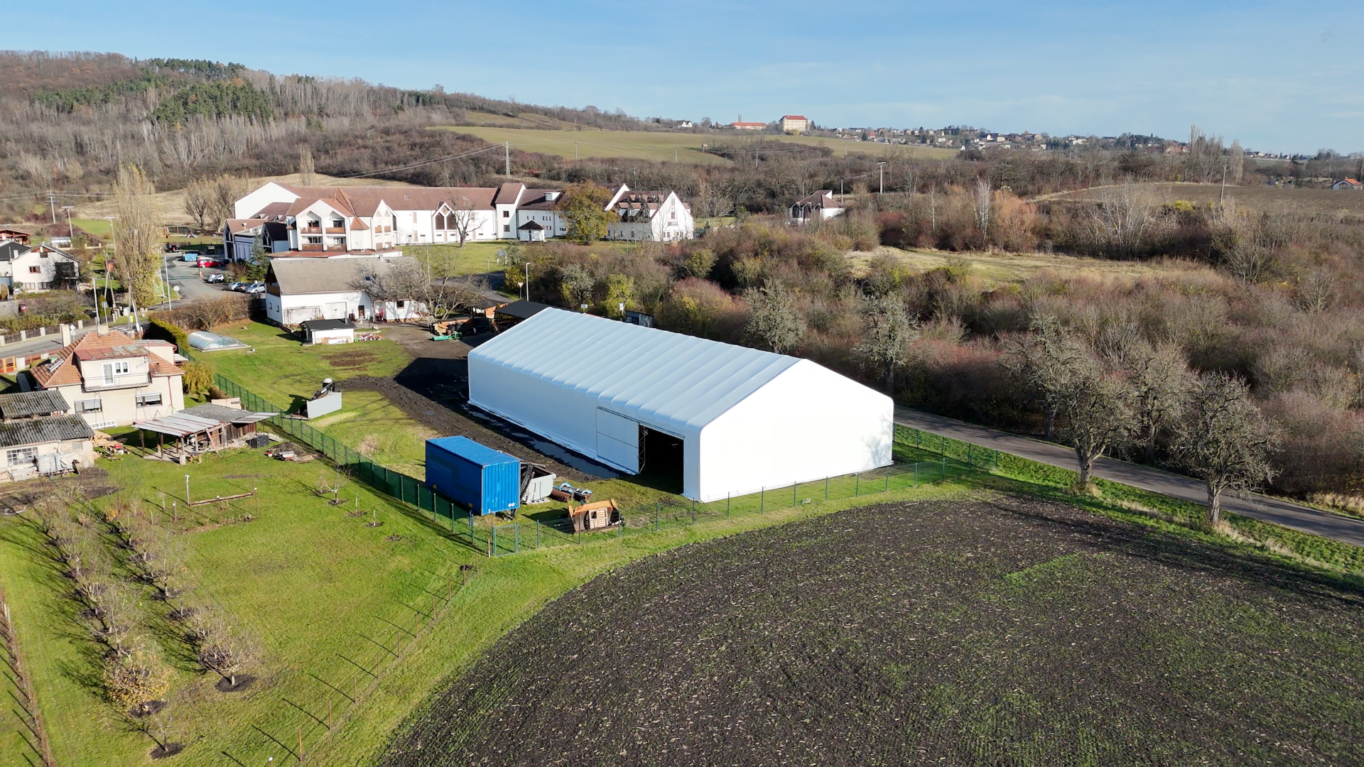 Plachtová hala šířky 20 m